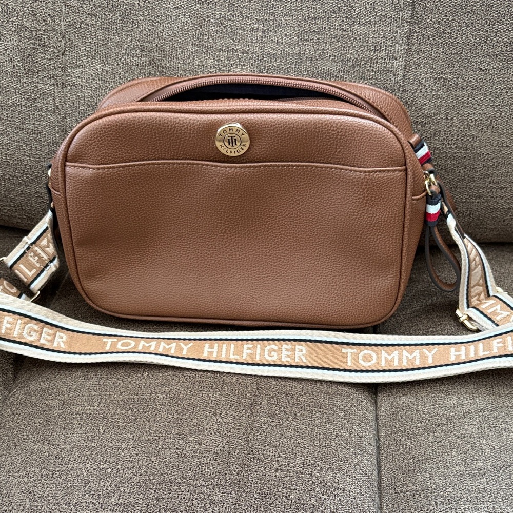Tommy Hilfiger Tan Messenger Bag